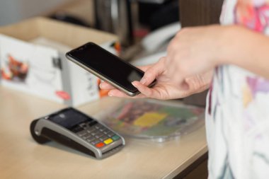 Kafede nfc teknolojisi kullanılarak smartphone ile fatura ödeme kadın