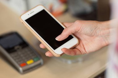 Kadın nfc teknolojisi kullanılarak smartphone ile fatura ödeme