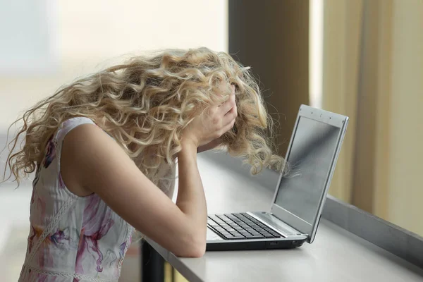 Frustrado e extremamente mulher de negócios vestido im trabalhando no laptop no café — Fotografia de Stock