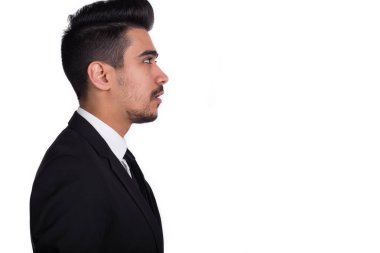 Beyaz arka plan üzerinde izole siyah elbiseli şok adam.