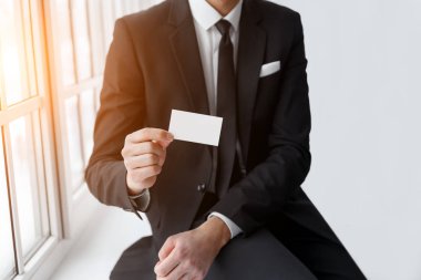 Siyah takım elbise gösteren işadamı kartıdır