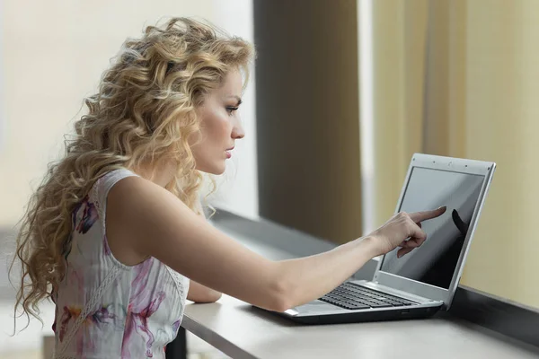 Красиві жінки, що тримає в сукні використання ноутбука, вибирає товарів в Інтернеті. — стокове фото