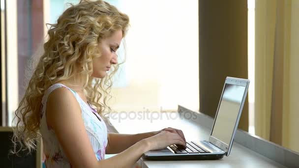 Розчарована і напружена жінка в її ноутбуці . — стокове відео