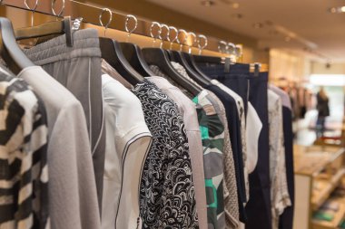 Mağazada farklı elbise askıları yakın çekim