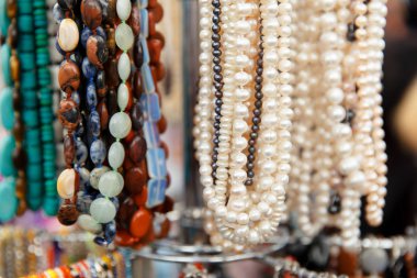 Piyasada farklı renkli boncuklar.