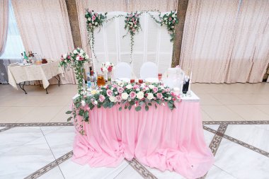 Düğün salonundaki yeni evlilerin baş masası..