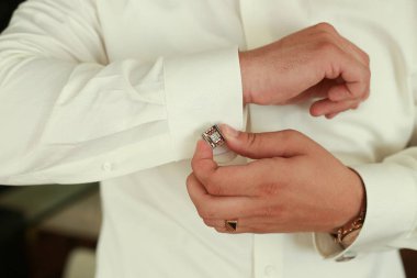 düğün detayları - zarif Damat Düğün Smokin giymiş kostüm gelin için bekliyor