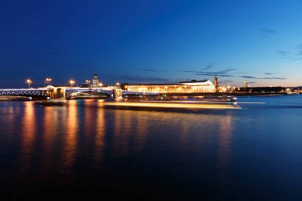 Paisaje nocturno con río y puente en San Petersburgo. Luces de linterna en el puente —  Fotos de Stock