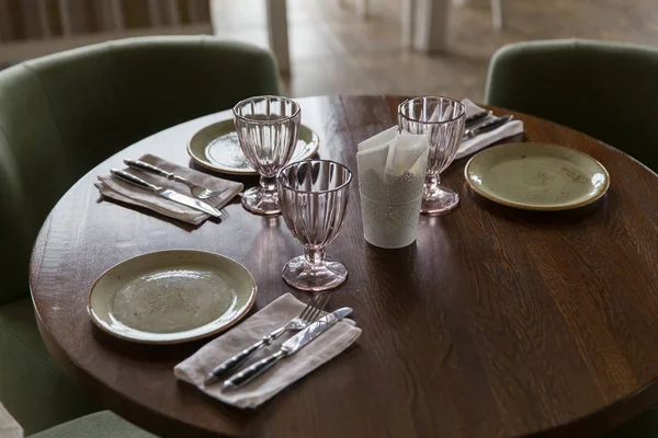 Vaciar vasos y platos en el restaurante — Foto de Stock