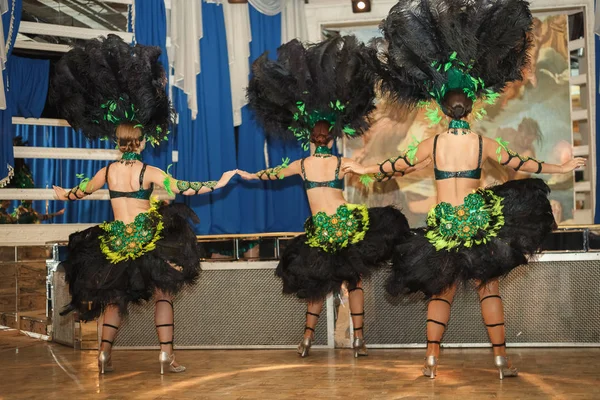 Fetele în costum la carnavalul din Rio. Actorii cântă pe scenă — Fotografie, imagine de stoc