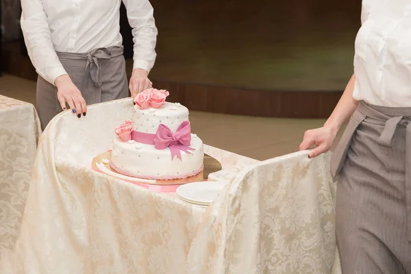 Dos camarero lleva pastel de boda con rosa roja —  Fotos de Stock