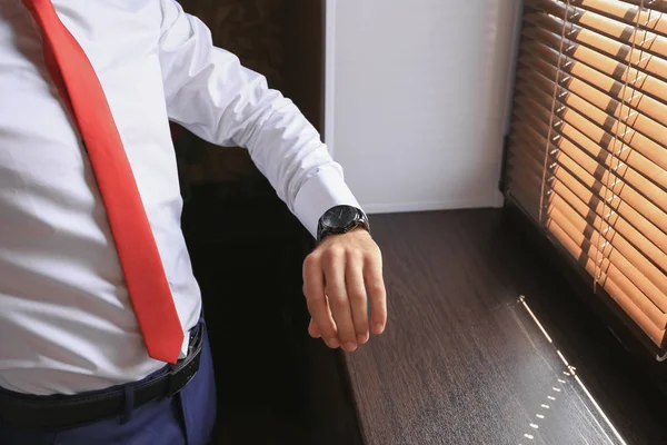 Επιχειρηματίας ρολόι ρούχα, ελέγχοντας την ώρα σε Ρολόι χεριού του επιχειρηματία. — Φωτογραφία Αρχείου