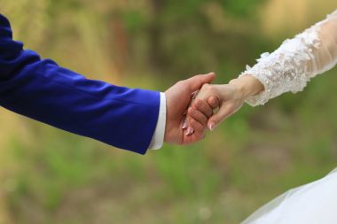 evlilik çift el ele tutuşarak yakın çekim