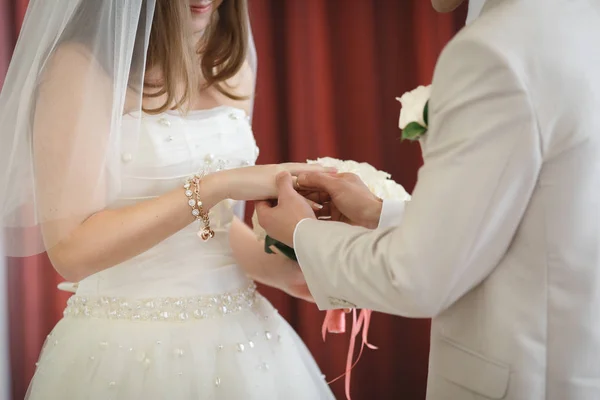 Novio pone el anillo en la novia —  Fotos de Stock