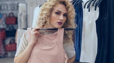 İçinde nasıl göründüğünü görmek için aynaya bakmak ve elbise üzerinde çalışıyorum çekici kadın