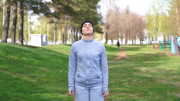 Joven hermosa mujer haciendo ejercicio al aire libre. fitness, deporte, ejercicio, personas y concepto de estilo de vida . — Vídeos de Stock