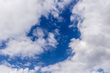 Gökyüzü bulutlar, gökyüzü bulutlar ve güneş ile