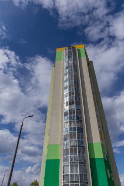 Apartman. Multistoried modern ve şık yaşam blok daireler. Gerçek arazi. Yeni ev. Emlak.