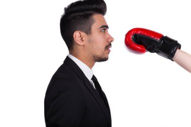 İş çatışma kavramı. Takım elbiseli genç adam boksör boks eldivenleri gelen darbe aldığında