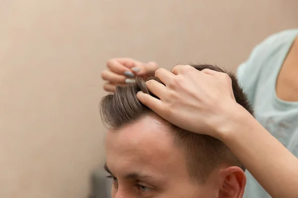 Zbliżenie Ręce Młodych Fryzjer Dokonywanie Fryzura Atrakcyjnego Mężczyzny Fryzjera — Zdjęcie stockowe