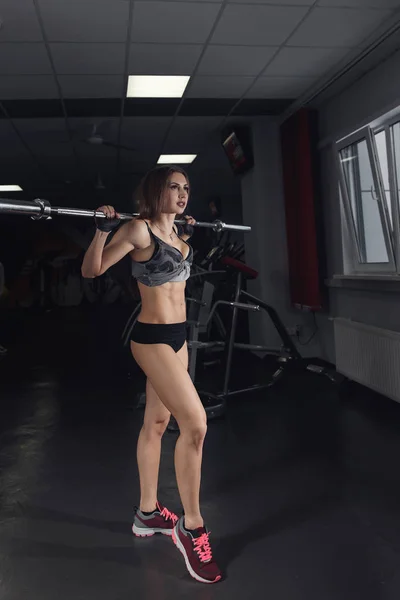 Hermosa deportista sexy mujer haciendo squat entrenamiento en el gimnasio. — Foto de Stock