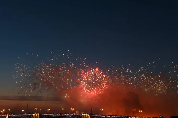 Coloridos fuegos artificiales reflejan desde el agua, hermosos paisajes de puentes — Foto de Stock