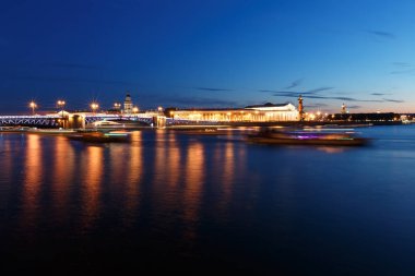St. Petersburg geceleri. Gece şehir panoraması. Neva Nehri ve açık köprü görüntüleme.