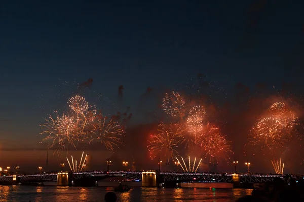 Coloridos fuegos artificiales reflejan desde el agua, hermosos paisajes de puentes — Foto de Stock