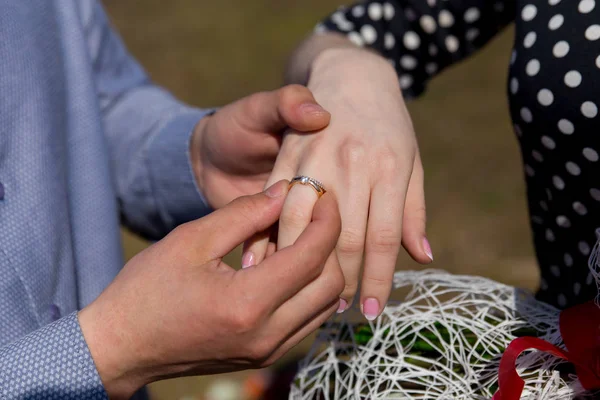 Az ember így javaslat a gyűrű, a barátnője. — Stock Fotó