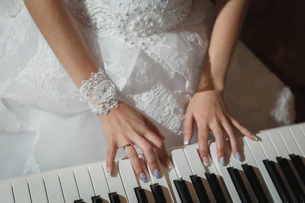 Woman's hands on the piano keyboard Royalty Free Stock Photos