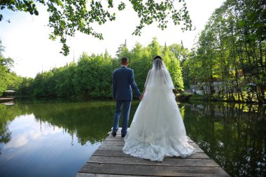 Mutlu gelin ve damat Gölü arka plan üzerinde duran