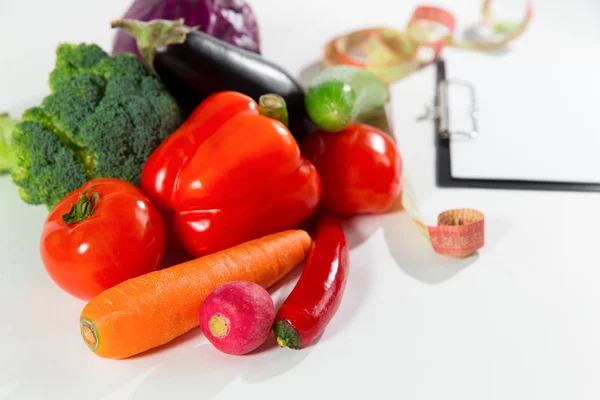 Verduras frescas, cinta métrica y plan de dieta — Foto de Stock