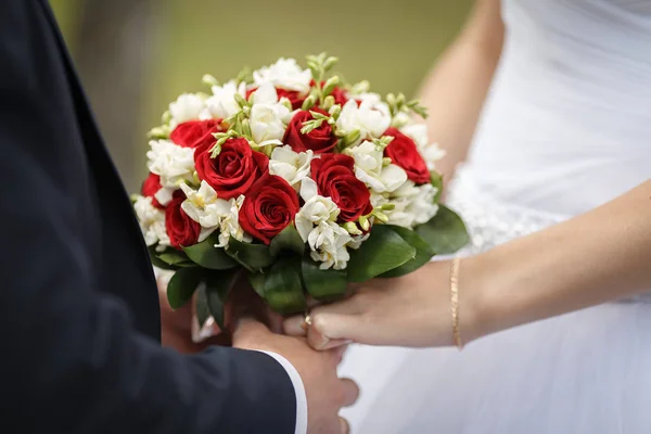 Újdonsült házaspár keze jegygyűrűvel.. — Stock Fotó