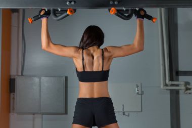 Kadın çalışmaları spor salonunda yatay çubuğu