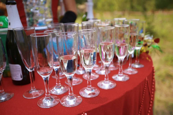 Ajuste de mesa en una boda de lujo u otro evento atendido . —  Fotos de Stock