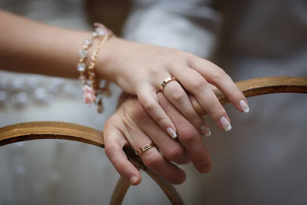 Εικόνα της νύφης και του γαμπρού με το γαμήλιο δαχτυλίδι — Φωτογραφία Αρχείου