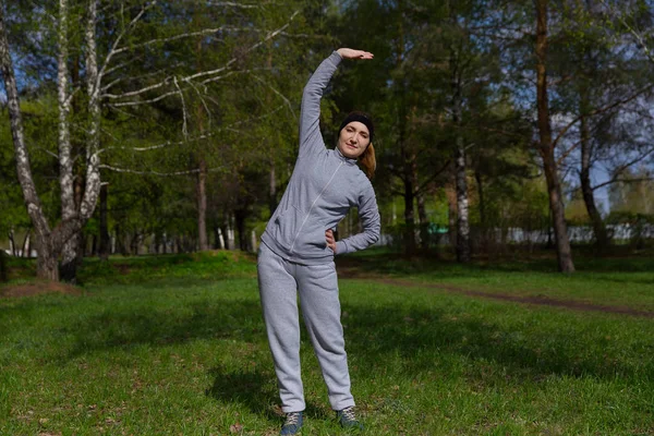 공원에서 예쁜 젊은 여자 운동입니다. 피트 니스, 스포츠, 운동, 사람들 및 라이프 스타일 개념. — 스톡 사진