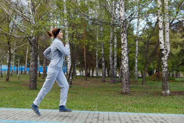 여성 러너 공원에서 실행입니다. 야외 운동 하는 동안 아름 다운 스포티 한 피트 니스 모델. — 스톡 사진