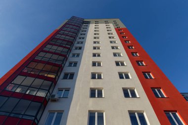Modern ve yeni apartman. Multistoried, yeni, modern ve şık yaşam blok daireler. Gerçek arazi. Yeni ev. Yeni blok daireler inşa edilmiş