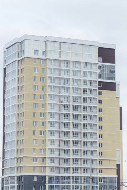 Modern ve yeni apartman. Multistoried, yeni, modern ve şık yaşam blok daireler. Gerçek arazi. Yeni ev. Yeni blok daireler inşa edilmiş