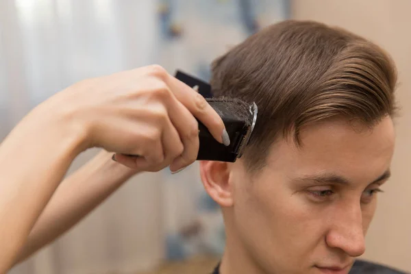 Portret przystojny mężczyzna w fryzjera. fryzjer, praca z elektryczne maszynki do golenia — Zdjęcie stockowe