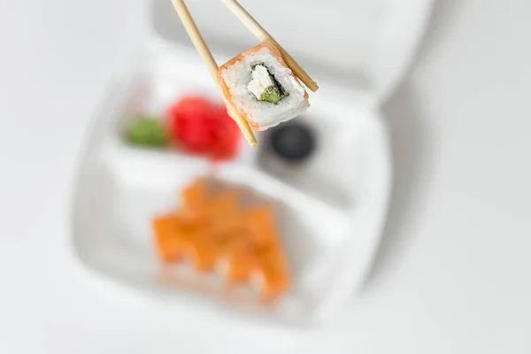 手拿辊。用筷子，姜，酱油在容器传递设置. — 图库照片