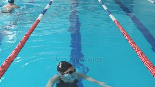 Adatto nuotatore ragazza saltare e fare il tifo in piscina — Video Stock