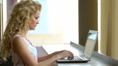 Hayal kırıklığına uğramış ve son derece iş kadın im elbise kafede dizüstü bilgisayarda çalışma