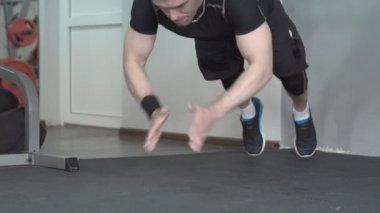 Fitness adam alkışlayan şınav yoğun eğitim spor salonunda egzersiz.