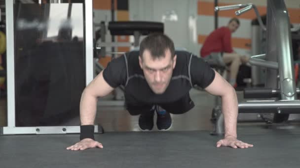 Fitness man doen push-ups oefening intensieve training in de sportschool. — Stockvideo