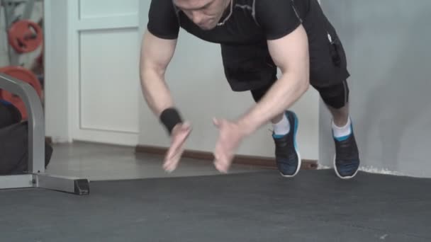 Fitness man gör klappar armhävningar utöva intensiv träning i gym. — Stockvideo
