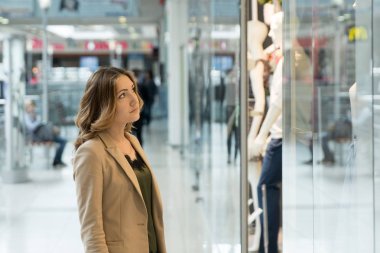 genç güzel kız bir dükkanı vitrinlere bakıyor