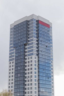 Modern ve yeni apartman. Çok katlı, modern, yeni ve şık apartmanlar..
