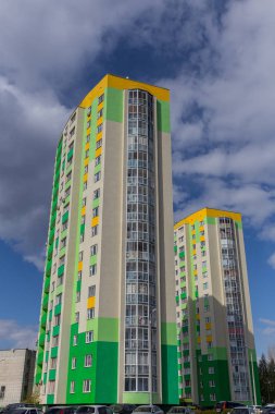 Apartman. Multistoried modern ve şık yaşam blok daireler. Gerçek arazi. Yeni ev. Emlak.